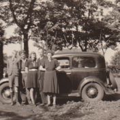 Kenteken: A 9761; De familie Faber bij de Chevrolet, foto: P. Faber