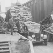 Kenteken: A 24454; Diamond T, uitsnede foto facebookpagina Vesting Delfzijl