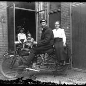Kenteken: A 1671; Israël de Beer op de Excelsior van P. Boonstra ca. 1915, foto: M. Tempel