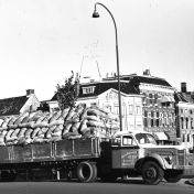 Kenteken: A 37643; Volvo met zwaar beladen aanhanger, Groningen, Noorderhaven Noordzijde, 1953 (2248-4173); Fotograaf: Fotobedrijf Piet Boonstra