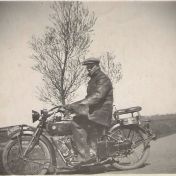 Kenteken: A 9560; P.J.Zandt, op zijn "Indian" motor in 1925 foto: E. Laar-Zandt