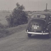 Kenteken: A 38343; Ford Taunus, Kommerzijl, 1954, foto: still uit de film 'Het gaat ons ook aan (of) ’t Ontheemde kind', J.K. Wiersema, 1954, coll. GrA (2209-AV1732)