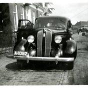 Kenteken: A 1092; Mevr. Bodewes-Takkenberg stapt in de Plymouth, 1940, foto in bezit van J.P.A. Wortelboer