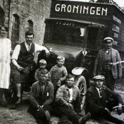 Kenteken: A 3394; Ford Bodewagen van J. G. Eikema, personen voor de auto zijn onbekend, foto: archief W. Mollema
