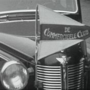 Kenteken: A 26552; Austin Twelve, Martinikerkhof, Groningen, foto: still uit de film "De Commerciële Club Groningen" J. Thie, 1949 coll. GrA (2209-AV0535)