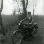 Kenteken: A 17574; Mensingeweer, jongen poseert op de Indian motorfiets (2138-1841)