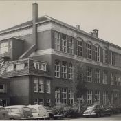 Kenteken: A 3583; Groningen, Kruitlaan, het pand van de Zieken Transport Maatschappij naast de Industrieschool voor meisjes, ca. 1953, foto: archief Dagblad van het Noorden (AW 2024-242-373-2