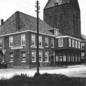Kenteken: A 6680; Bondshotel Nieboer, 't Zandt ca. 1922, foto: B. van Dam