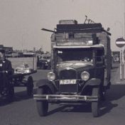 Kenteken: A 2347; Ford, foto: still uit de film "Groningen II", J. Petersen, 1930-1948, coll. GrA (2209-5184)