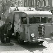 Kenteken: A 30763; Ford V8, O. Vriezema, J. v.d. Wouden en chauffeur J. Scheffer, Kraneweg 1939, foto: archief Gemeentereiniging (1475)