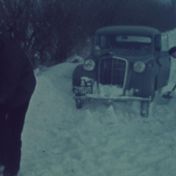 Kenteken: A 21616; Opel Olympia, foto: still uit de film "Als ’t wintert", Herm Klaassens, 1947-1950, coll. GrA (2209-AV4011)