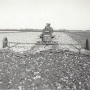 Kenteken: A 2173; International Harvester T-20 op het land omgeving 't Zandt, foto: J. Tonckens