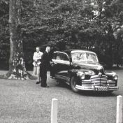 Kenteken: A 33060; Pontiac, foto: still uit de film "Jubileum Grootouders Wiersema-Berghuis" J.K. Wiersema, 1953, coll. GrA (2209-2273)