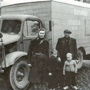 Kenteken: A 16503; Bedford, Boderijder Bouman met vrouw en kinderen, foto: <a href='https://www.facebook.com/Oud-Uithuizen-776250952430113/' target='_blank'>facebookpagina Oud Uithuizen</a>