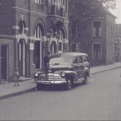 Kenteken: A 4713; Chevrolet, Winschoten, foto: still uit de film "Sanatorium Beatrixoord te Appelscha", 1950-1955, coll. GrA (2209-7542)