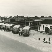 Kenteken: A 38104; Scania Vabis, Busstation Gado Winschoten, ca 1950 (818-17649)
