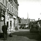 Kenteken: A 28602; Chevrolet, Veemarktstraat oktober 1946, foto: uitsnede 2139-80.jpg