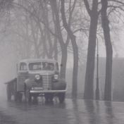 Kenteken: A 28096; Chevrolet, foto: still uit de film "Rondom de Martini", C.R. Tiddens, 1939-1949, coll. GrA (2209-AV0312)