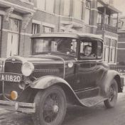 Kenteken: A 11820; Paul Krugerstraat 4, Winschoten.  J. W. Verwoerd in de Ford, foto: W. G. Verwoerd-Dik