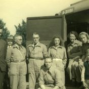Kenteken: A 31191; Groepsfoto van ploeg 3 van de Luchtbeschermingsdienst bij de Chevrolet, 03-08-1940. (2138-2824)