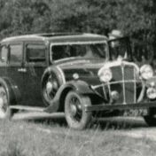 Kenteken: A 3975; Morris, uitsnede foto Drents Museum