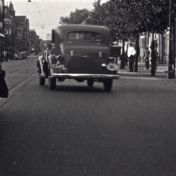 Kenteken: A 11345; Oldsmobile, foto: still uit "Verkeersfilm", C. van der Mei, 1934, coll. GrA (2209-0176)