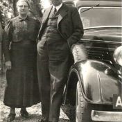 Kenteken: A 859; Berend Dijk met echtgenote Cornelia Sofia Dijk-Weering naast de Dodge, Hoofdstraat 113, Midwolde ca. 1939, foto: J. Oosterhuis
