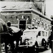 Kenteken: A 9979; Chevrolet ziekenwagen garage Wijsbeek in WO II, foto: collectie Veenkoloniaal Museum (VM 6.6 DIV 34)
