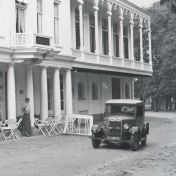 Kenteken: A 1671; Hanomag bij Hotel Sissingh, Kerkbrink 2A, Zuidlaren, ca. 1931, uitsnede foto <a href='https://www.drentsarchief.nl/onderzoeken/beeldbank/zoeken/detail/bcd799a1-f1a8-94fe-9347-d1d47f28edc1/media/d074187a-5faa-c85a-1c69-27d471d46b73' target='_blank'>Collectie Drents Museum</a> 