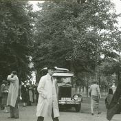 Kenteken: A 8950; Chenard & Walcker, aankomst bij de Menkemaborg, 03-09-1938, foto: Familievereniging Meihuizen (1755-100)