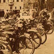 Kenteken: A 3952; uitsnede foto Het Noorden in Woord en Beeld, 16-04-1926
