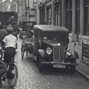 Kenteken: A 17886; Renault, foto: still uit "Verkeersfilm", C. van der Mei, 1934, coll. GrA (2209-0176)