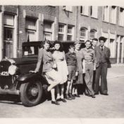 Kenteken: A 4251; Deel van het gezin Rutgers en neef uit Chicago (militair) poseren voor de Buick 1931, foto: J. A. Leenes