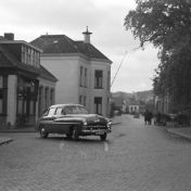Kenteken: A 4223; Ongeval Ford Vedette, Beilerstraat/Zuidersingel, Assen, 14-11-1949, foto: <a href='https://www.facebook.com/groups/oudassen/?locale=nl_NL' target='_blank'>Facebook Oud Assen en omgeving</a>