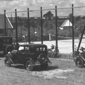 Kenteken: A 21670; V.l.n.r. Ford A (A-21670), Ford A (A-20822), Opel (A-13523) en Ford A (A-18098), uitsnede foto Drents Museum; Fotograaf: Lever