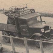 Kenteken: A 15610; Chevrolet vrachtwagen bij Kornwerderzand nadat de wagen op 10 mei 1940 door het Radfahr-Abteilung 1 werd geconfisqueerd, foto: T. Groenewold
