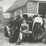 Kenteken: A 11735; Citroën C4, garage Van Hoogen aan de J.P. Santeeweg 6, Nietap. Rechts staat de heer Van Hoogen, foto: Drents Archief (DA93308029.jpg)