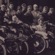 Kenteken: A 43971; Puch A-42593 en A-43971, uitsnede foto CHC Oldambt