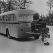 Kenteken: A 30626; Kromhout bus met turfgasgenerator als gevolg van benzineschaartste, ca 1942. (1785-17594)