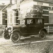 Kenteken: A 3631; Jan Mensema in de Chevrolet, ca. 1926, foto: M. Reysoo
