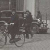 Kenteken: A 7428; De Nash Six sedan voor de Waalse Kerk, maart 1934, uitsnede foto archief Dagblad van het Noorden