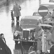 Kenteken: A 3437; Mercedes, Groningen, Stationsplein, 1954, foto: uitsnede 2248-4486; Fotograaf: Fotobedrijf Piet Boonstra