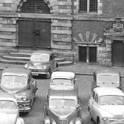 Kenteken: A 6979; Opel Kapitän, Grote Markt Haarlem, 1953, foto: <a href='https://www.flickr.com/photos/tuuur/6707628127/in/pool-provincie_kenteken_g/' target='_blank'>uitsnede foto Flickr</a>