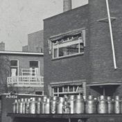 Kenteken: A 21434; Vrachtwagen beladen met melkbussen, foto: still uit de film "Winschoten, Koopstad van het Oldambt en Westerwolde", 1937-1939 coll. GrA (2209-20766)