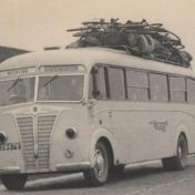 Kenteken: A 29678; Diamond T bus met fietsen op het dak bij Kornwerderzand nadat de wagen op 10 mei 1940 door het Radfahr-Abteilung 1 werd geconfisqueerd, foto: T. Groenewold