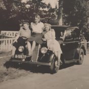 Kenteken: A 5978; Wolseley Ten met daarop Arendje Vegter, haar dochter Aaltje en nichtje Geessien Aeilkema, Leermens, Tuindersweg, ca. 1946, foto: M. Maring-Westerhuis