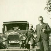 Kenteken: A 18160; Ford, Jacob Bakker senior en junior in 1932, foto: <a href='http://www.oudterapel.nl' target='_blank'>Website Oud Ter Apel</a>