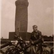Kenteken: A 48405; Koos Knooihuizen op zijn Maico motor bij het Monument in Park 1813, Lemelerberg, foto: W. Knooihuizen