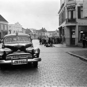 Kenteken: A 8271; Buick, Ongeval tussen bromfiets en ziekenauto op de kruising Kleine Brinkstraat en Alteveerstraat Assen, 14-11-1951 foto: L. Huizinga