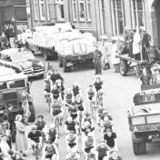 Kenteken: A 37927; Fordson, Groningen, Winschoterdiep, 1951, foto: uitnsnede 2248-2071; Fotograaf: Fotobedrijf Piet Boonstra